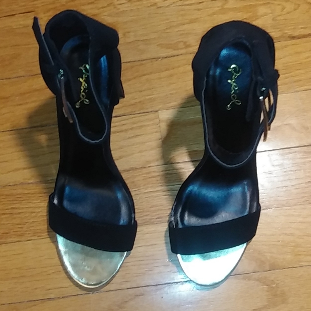 Shoes - Picture 2 of 5